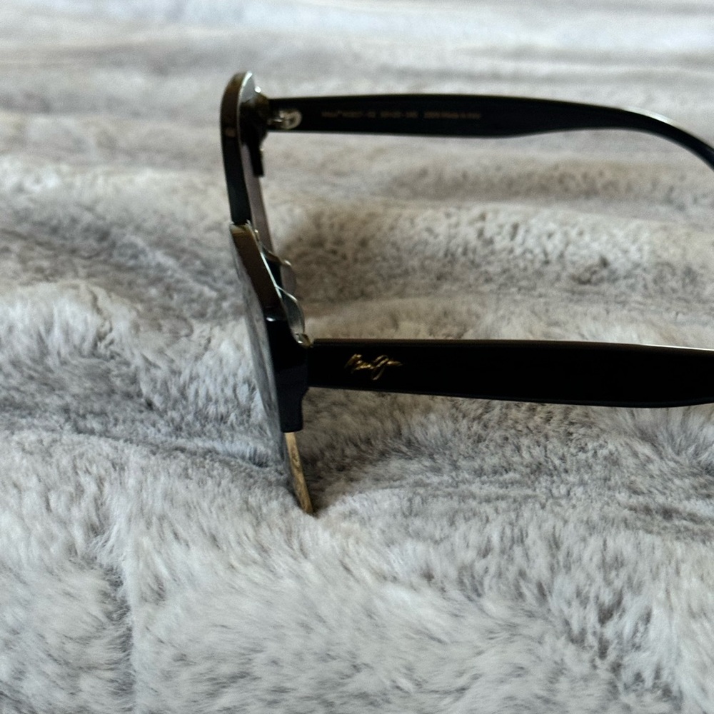 Maui Jim sunglasses used like. No scratches case included